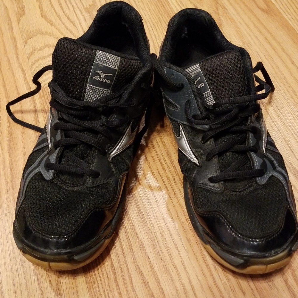 Mizuno volleyball shoes size 8